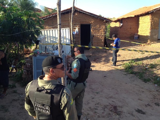 Peritos da Delegacia de Homicídios de Teresina isolaram o local do crime (Foto: Ellyo Teixeira/G1)