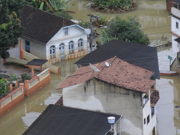 Imagem aérea mostra Santa Leopoldina debaixo d&#39;água, na região Serrana do Espírito Santo. (Foto: Vitor Jubini/ A Gazeta)