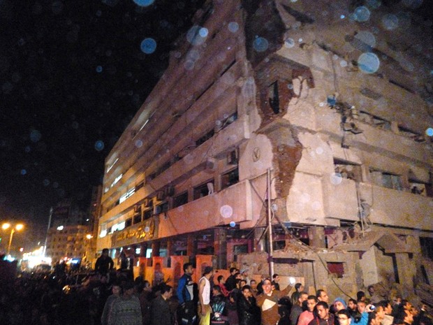 Prédio da sede da polícia na cidade do Delta do Nilo de Mansoura , a 110 km ao norte de Cairo, foi atingido por explosão de um carro-bomba. (Foto: AP)