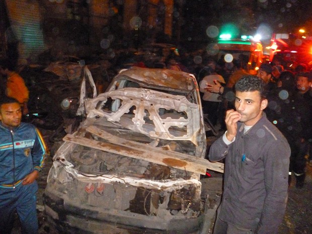 Carro que pode ter sido usado para explodir bomba em frente à sede da polícia na cidade do Delta do Nilo de Mansoura , a 110 km ao norte de Cairo. (Foto: AP)