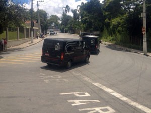 Carros de funerária deixam delegacia em direção ao IML de SP (Foto: Kleber Tomaz/G1)