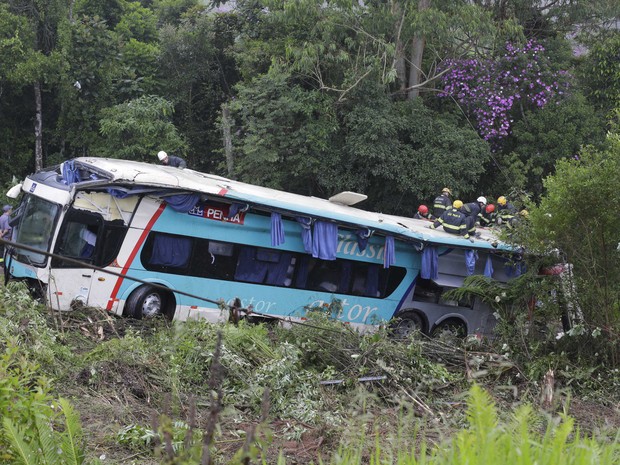 acidente ônibus régis bittencourt (Foto: Nelson Antoine/FotoArena/Estadão Conteúdo)