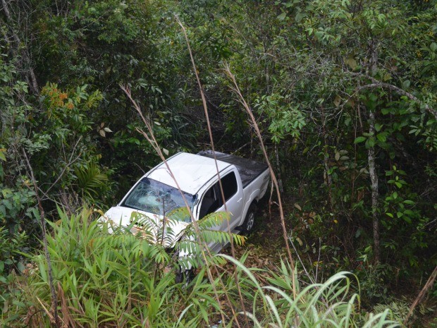 Caminhonete caiu em uma ribanceira após se chocar contra dois veículos parados no acostamento da BR-364, em Vilhena, RO (Foto: Jonatas Boni/G1)