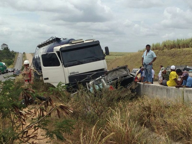 Vítimas seguiam pela rodovia no sentido Aracaju. (Foto: Michelle Farias/G1)