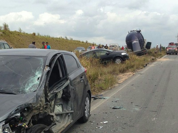 Acidente na BR-101 envolveu três carros e uma carreta (Foto: Michelle Farias/G1)