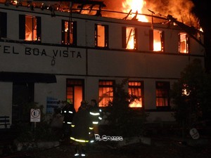 Bombeiros demoraram mais de 2h para controlar incêndio em hotel no RS (Foto: Rodrigo Soares/Rádio Ibirubá)