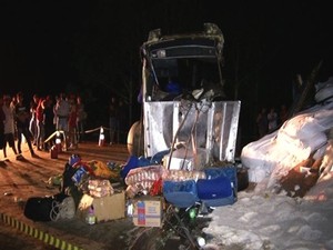 Acidente entre ônibus e caminhão deixa ao menos 5 mortos e 22 feridos, em Cristalina, Goiás (Foto: Reprodução/TV Anhanguera)