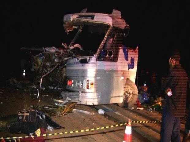 Acidente entre ônibus e caminhão deixa ao menos 5 mortos e 22 feridos, em Goiás, Cristalina (Foto: Reprodução/TV Anhanguera)