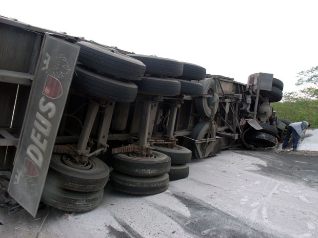 Carreta bloqueou o tráfego de veículos na BR-405 (Foto: Renato Silva/Itaú News)