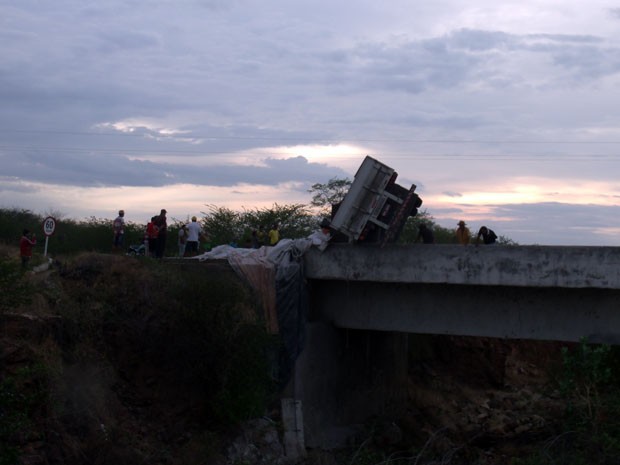 Carreta tombou sobre ponte no interior do RN (Foto: Renato Silva/Itaú News)