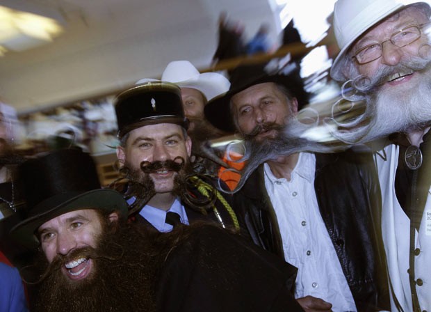 Participantes mostram suas barbas antes do início da competição (Foto: Michaela Rehle/Reuters)