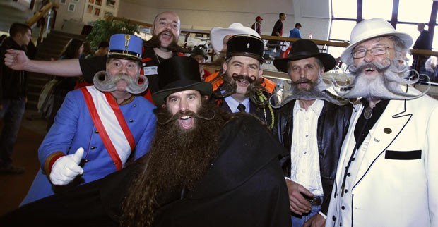 Participantes mostram suas barbas antes do início da competição (Foto: Micaena Rehle/Reuters)