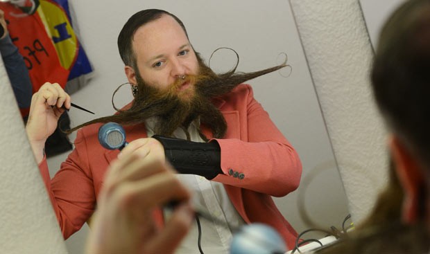 Brandon Biggens usa secador para preparar sua barba (Foto: Franziska Kraufmann/DPA/AFP)