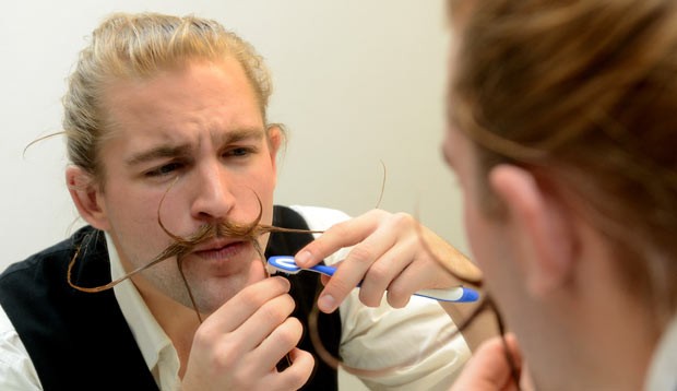 Felix Hammoser prepara sua barba com escova de dentes (Foto: Franziska Kraufmann/DPA/AFP)