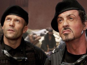 Jason Statham e Sylvester Stallone em 'Os Mercenários' (Foto: Divulgação)