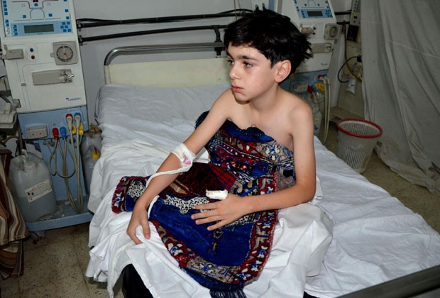 Menino que teria sido afetado por gás lançado pelo regime sírio é tratado em hospital em Duma, na região de Damasco, nesta quinta-feira (21) (Foto: Bassam Khabieh/Reuters)