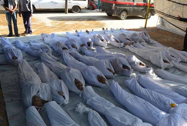 Corpos de vítimas de massacre na região de Damasco são vistos nesta quarta-feira (21). Oposição denunciou uso de gás letal na região (Foto: Bassam Khabieh/Reuters)