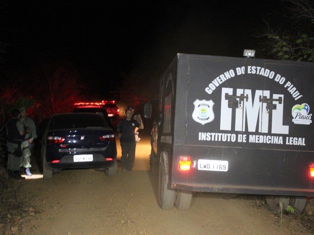 Carros do padre foi encontrado às margens da estrada  (Foto: Ellyo Teixeira/G1)