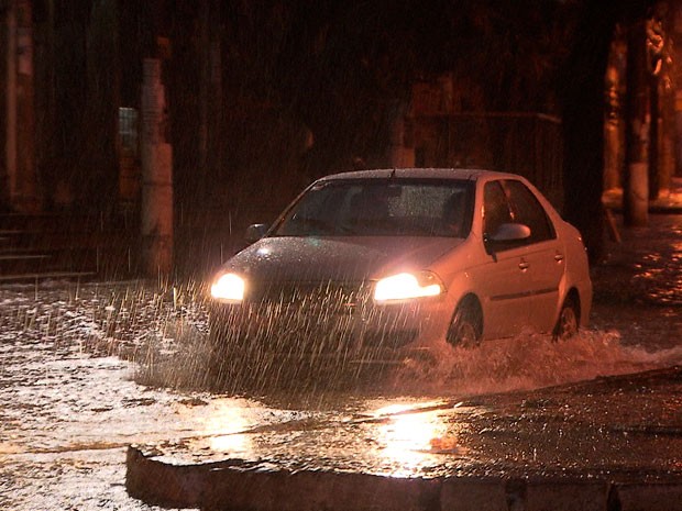 Chuva forte deixa bairros de Salvador alagados nesta quarta-feira (Foto: Imagem/ TV Bahia)