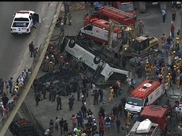 Ônibus ficou de cabeça para baixo (Foto: Reprodução / GloboCop)