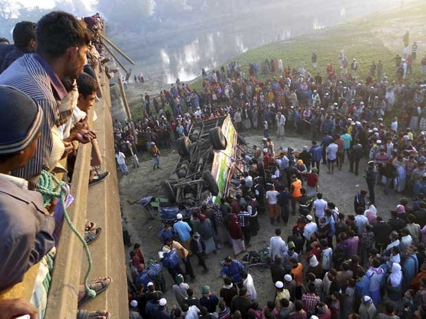 Um ônibus lotado com peregrinos muçulmanos caiu de uma ponte em Bangladesh, nesta segunda-feira (11), matando ao menos 16 pessoas, informou a polícia local. O veículo regressava com 43 a bordo do santuário Mujibur Rahman Maizbhandari, em Cox, a 296 km da capital, Dhaka. (Foto: Choton Kanti Nath / AP Photo)