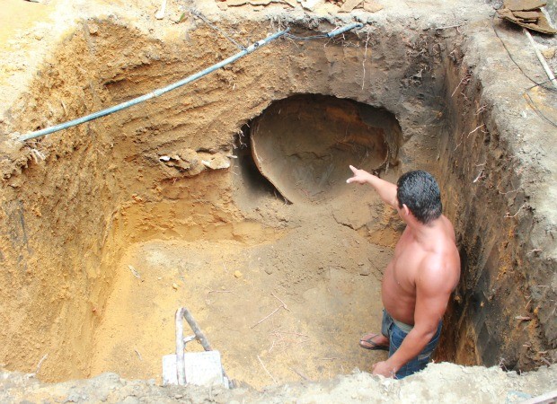 Urna de barro com um esqueleto humano foi encontrada na Zona Sul de Manaus (Foto: Mônica Dias/G1)