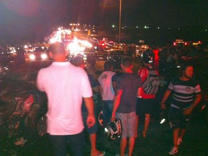 Acidente atraiu curiosos e provocou congestionamento na BR 101, em Natal (Foto: Matheus Magalhães/G1)