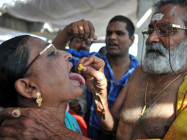 Em Hyderabad, na Índia, a ?medicina do peixe? é procurada por milhares de pessoas há 161 anos. O peixe é mergulhado em uma erva, cuja fórmula nunca foi revelada. (Foto: Noah Seelam / AFP Photo)