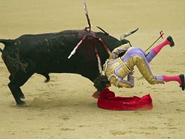 O francês Sebastián Castella foi ferido durante tourada de San Isidro, na Praça de Touros de Madrid, nesta quinta-feira (17). (Foto: Daniel Ochoa de Olza / AP Photo)