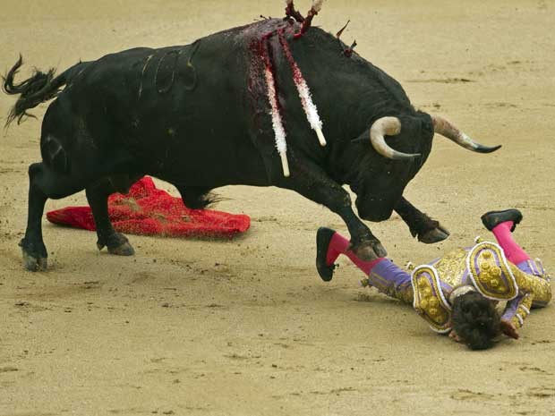 O toureiro foi medicado e voltou à arena mais tarde. Embora ferido e sangrando, Castella matou o bicho mais tarde. (Foto: Daniel Ochoa de Olza / AP Photo)