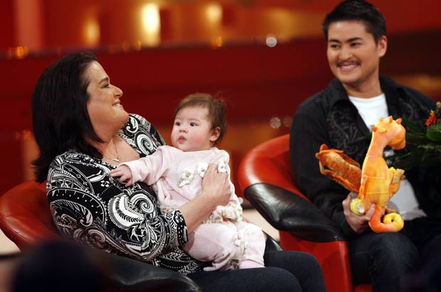 Thomas Beatie (à direita) com a mulher Nancy e a filha Susan. (Foto: Hermann J. Knippertz/AP)