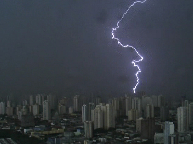 Temporal atingiu cidade de São Paulo nesta quarta-feira (Foto: Reprodução/ TV Globo)