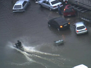 Motoristas ficaram ilhados em vias da capital paulista (Foto: Reprodução/ TV Globo)