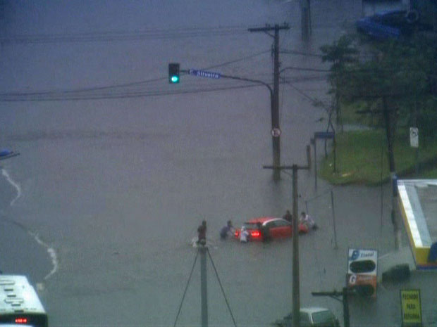 Alagamento na Avenida Abraão de Morais, na Zona Sul (Foto: Reprodução/TV Globo)