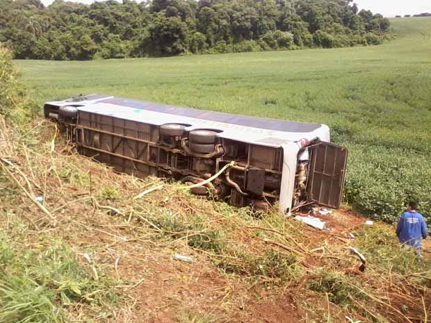 Ônibus caiu em barranco e uma pessoa morreu em Tapera, RS (Foto: Etson de Oliveira/RBS TV)