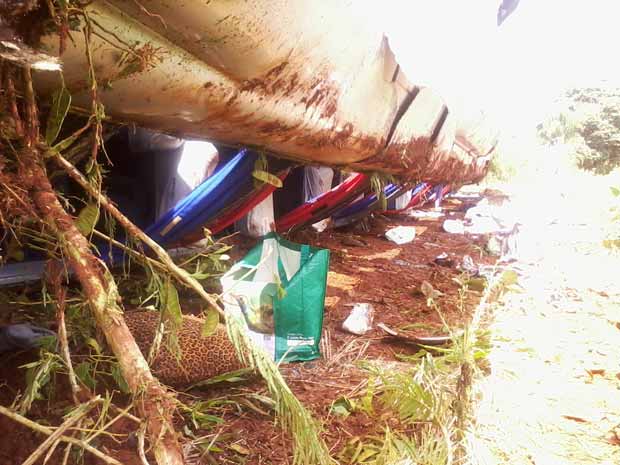 Ônibus caiu em barranco e uma pessoa morreu em Tapera, RS (Foto: Etson de Oliveira/RBS TV)