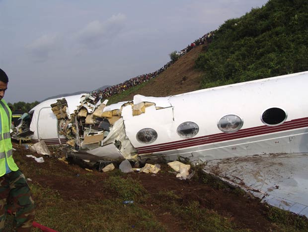 Destroços do avião acidentado neste domingo (12) na República Democrática do Congo (Foto: AP)