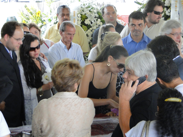 Renata Costa Lana e Souza, mulher de Wando, se despede do cantor (Foto: Pedro Triginelli/G1)