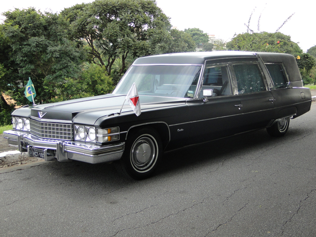 Carro funerário leva corpo de Wando para o velório (Foto: Pedro Triginelli/G1)