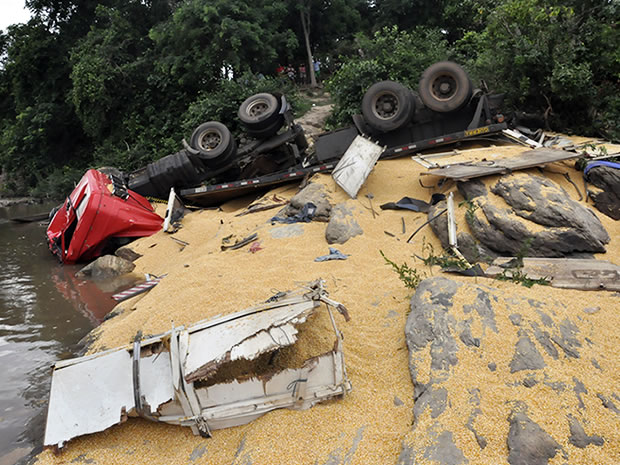 Caminhão carregado de droga cai de ponte em Mato Grosso (Foto: Dhiego Maia/G1)