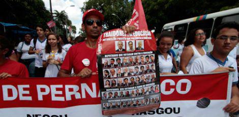 Professores e alunos da educação estadual estão em greve há quase um mês / Foto: Edmar Melo / JC Imagem