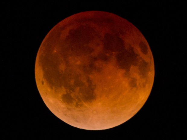 Eclipse lunar visto da cidade de Guadalajara, no México (Foto: AFP)