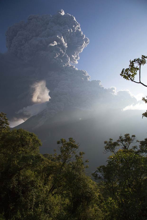 Vulcão Tungurahua, está em atividade desde 1999 e voltou a registrar explosões neste sábado (1°) (Foto: Cris Toala Olivares/ Reuters)