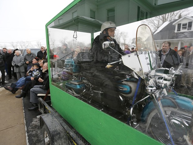 Americano foi enterrado em cima de sua Harley-Davidson (Foto: AP)