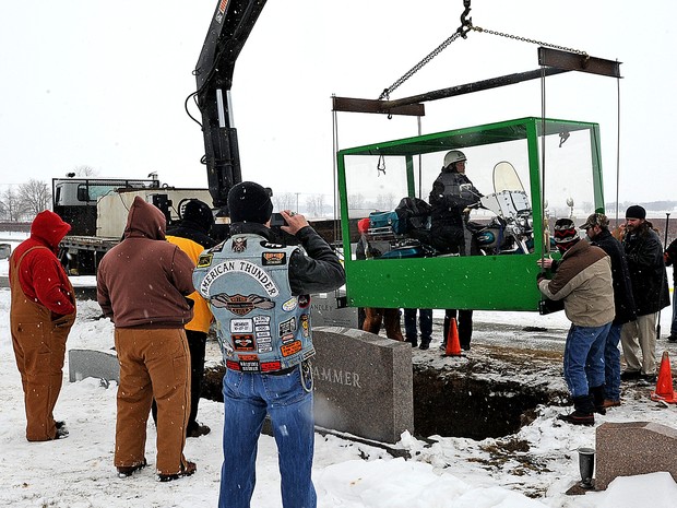 Filhos construíram caixão para Harley-Davidson (Foto: AP)