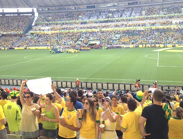 torcida costas hino brasileiro jogo Casteão (Foto: Thiago Correia)