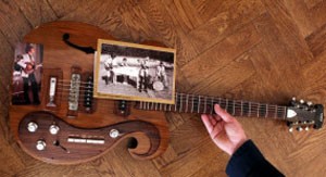 Guitarra foi usada por Lennon no vídeo da música Hello, Goodbye (Foto: PA)