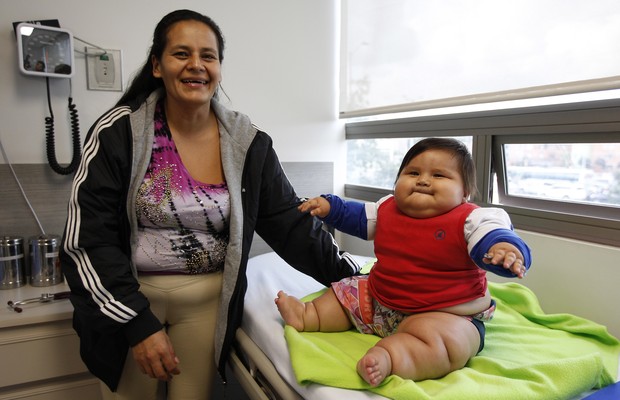  Eunice Fandino ao lado do filho Santiago Mendoza, de oito meses, em uma clínica em Bogotá, na Colômbia (Foto: AP Photo/Fernando Vergara)