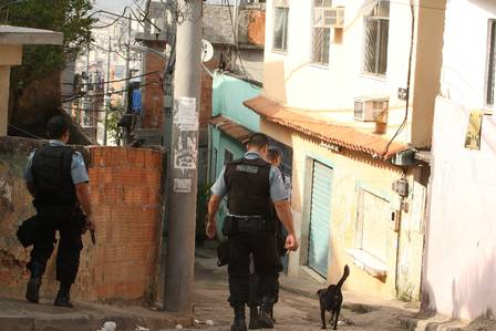 Policiais da UPP do Alemão andam com armas em punho pelas vielas da comunidade